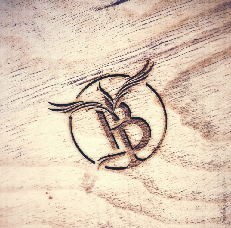 Tomáš Burian Instruments: monogram vypálený do dřeva